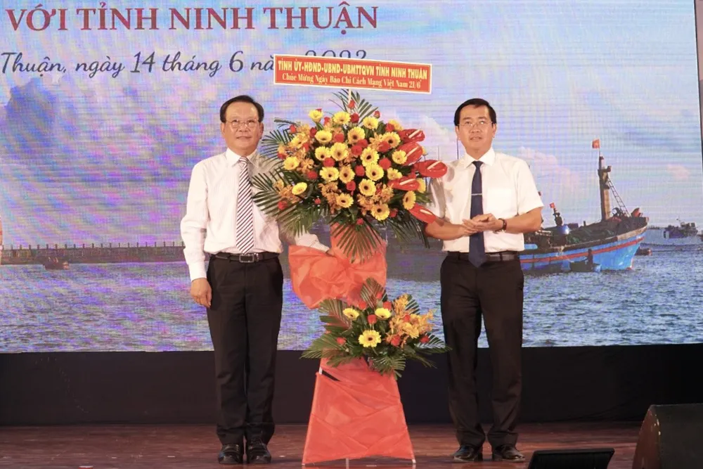 Nhâp dịp này, ông Phạm Văn Hậu đã thay mặt lãnh đạo tỉnh tặng lẵng hoa chúc mừng báo Pháp Luật TP.HCM nhân ngày 21-6. Ảnh: BẢO PHƯƠNG