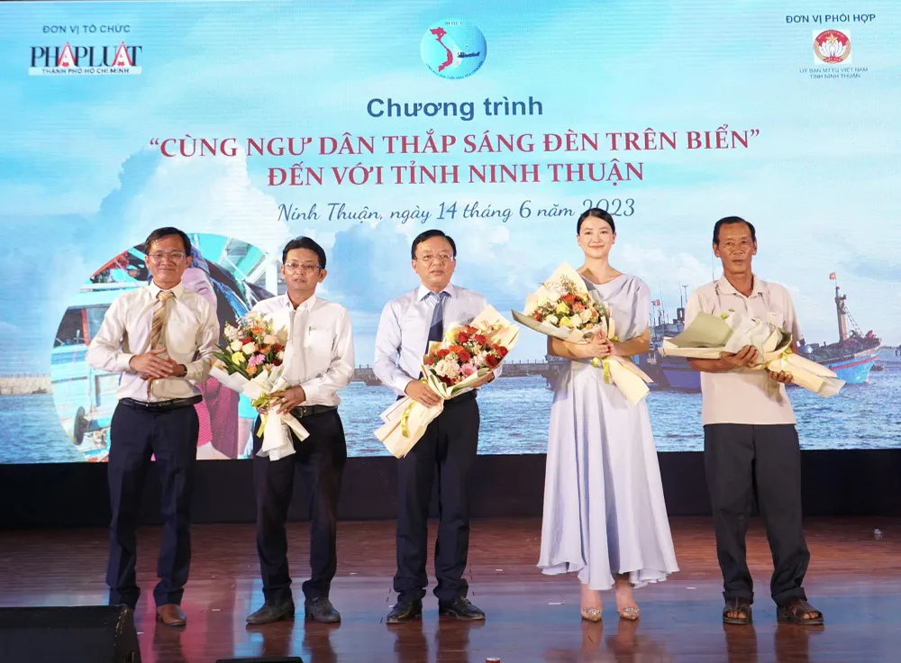 Thay mặt Ban Tổ chức, ông Nguyễn Đức Hiển đã tặng hoa cảm ơn các đại biểu tham dự giao lưu chương trình.