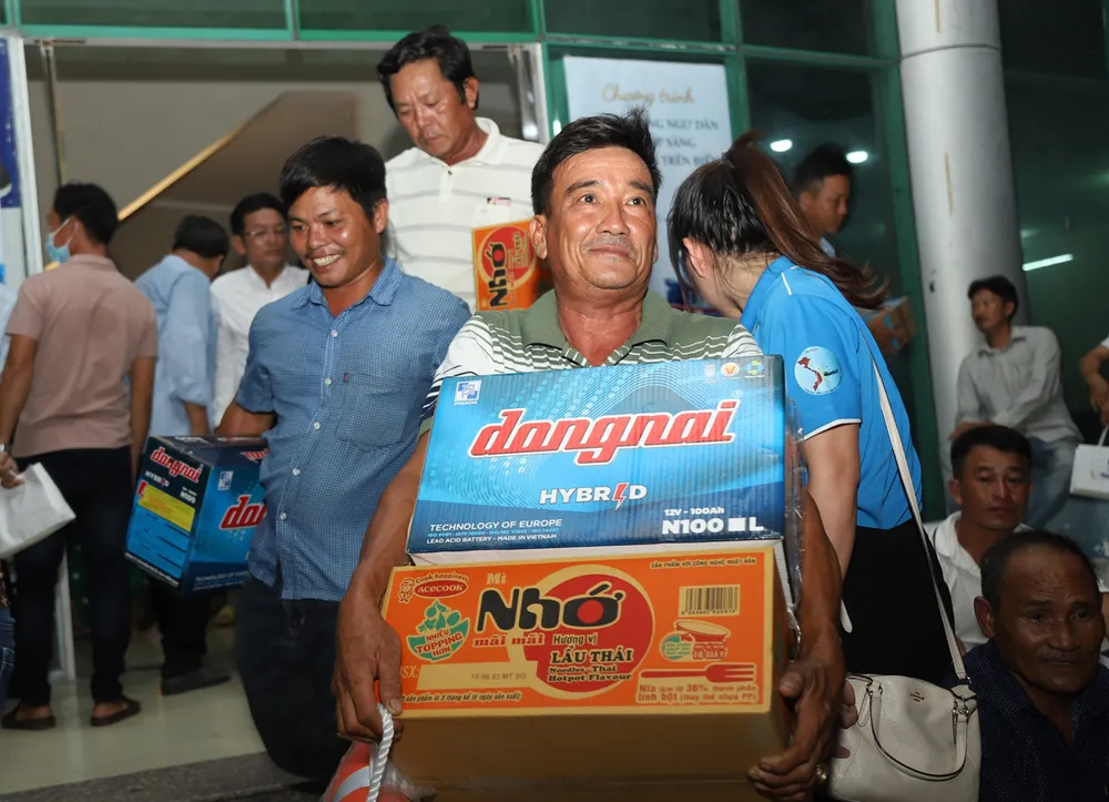 Niềm vui của các ngư dân khi nhận các phần quà ý nghĩa từ chương trình.