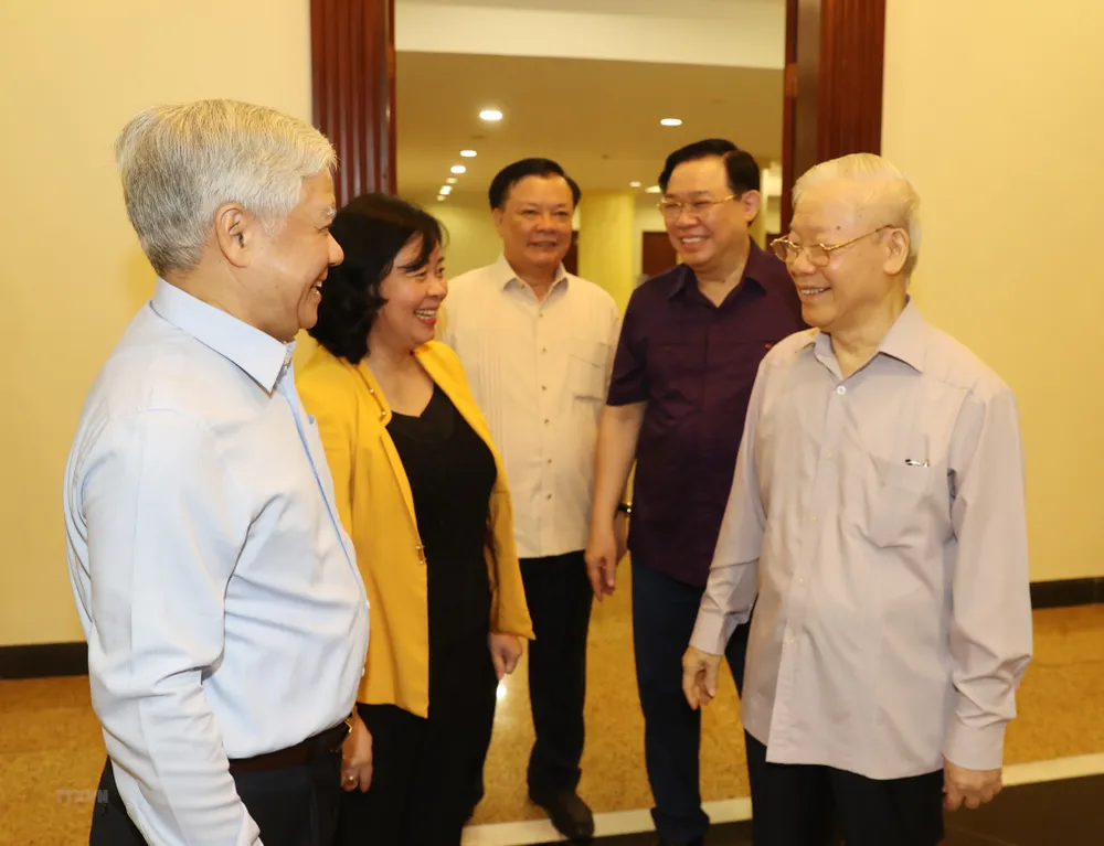 Tổng Bí thư Nguyễn Phú Trọng cùng các đại biểu tham dự cuộc họp. Ảnh: TTXVN