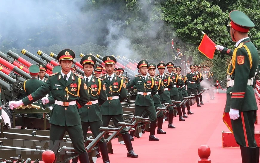 Lữ đoàn Pháo binh 45 (Binh chủng Pháo binh) bắn 21 phát đại bác chào mừng Tổng thống Hàn Quốc Yoon Suk Yeol và Phu nhân thăm cấp Nhà nước tới Việt Nam. Ảnh: TTXVN