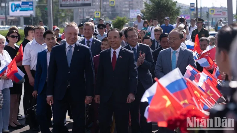 Ông Nguyễn Văn Nên, Ủy viên Bộ Chính trị, Bí thư Thành ủy TP.HCM dự lễ khánh thành bức tượng. Ảnh: Báo Nhân dân Ông Nguyễn Văn Nên, Ủy viên Bộ Chính trị, Bí thư Thành ủy TP.HCM dự lễ khánh thành bức tượng. Ảnh: Báo Nhân dân