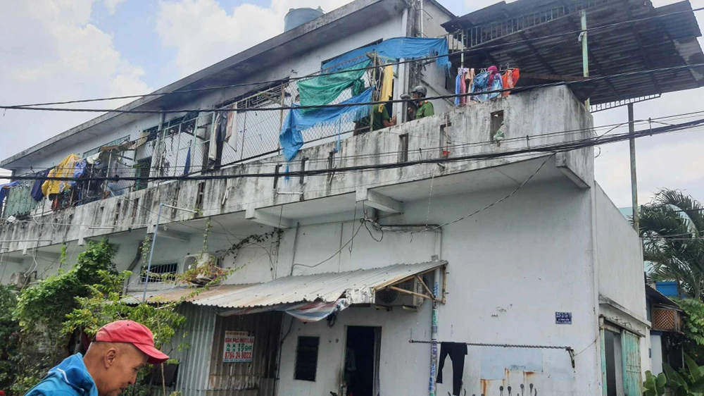 Lực lượng chức năng có mặt tại hiện trường dập tắt đám cháy. Ảnh: HT