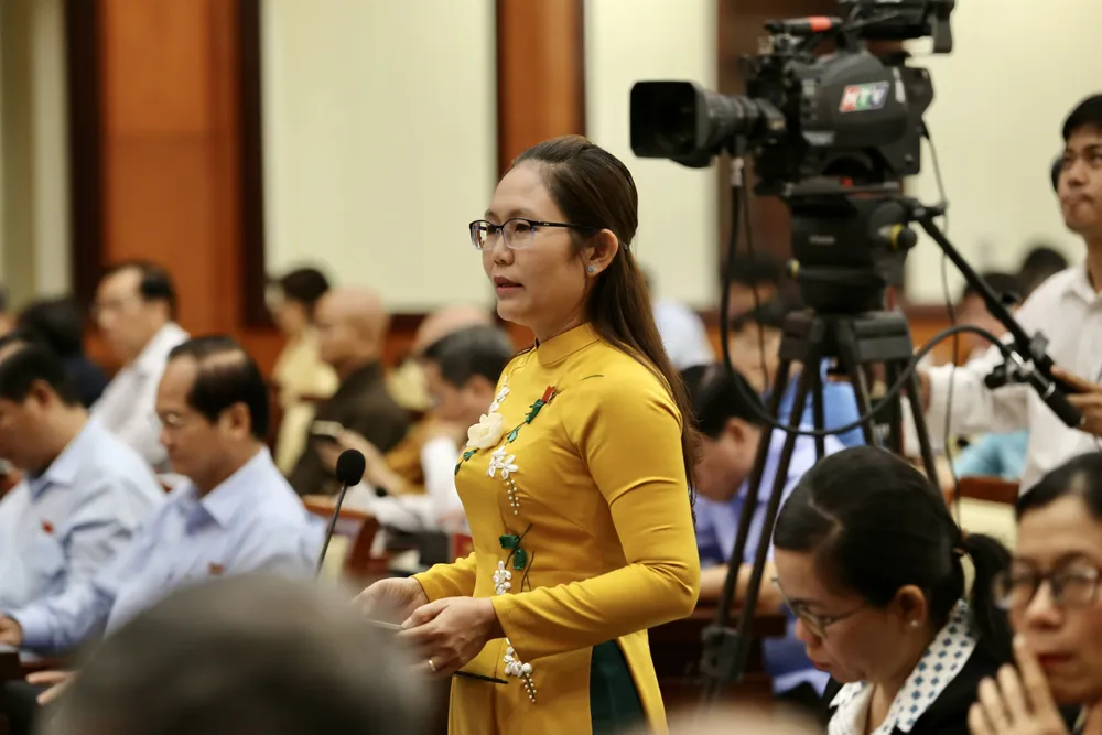 ĐB Đặng Trần Trúc Dao đề cập đến kinh tế giao thông. Ảnh: HOÀNG GIANG ĐB Đặng Trần Trúc Dao đề cập đến kinh tế giao thông. Ảnh: HOÀNG GIANG