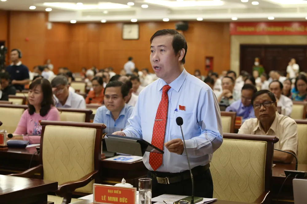 ĐB Lê Minh Đức chất vấn về vấn đề phát triển kinh tế đêm, kinh tế đường sông. Ảnh: HOÀNG GIANG ĐB Lê Minh Đức chất vấn về vấn đề phát triển kinh tế đêm, kinh tế đường sông. Ảnh: HOÀNG GIANG