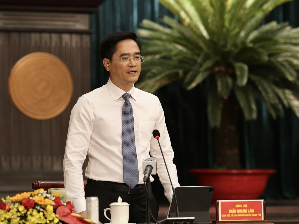 Giám đốc Sở GTVT TP.HCM Trần Quang Lâm trả lời chất vấn. Ảnh: HOÀNG GIANG.