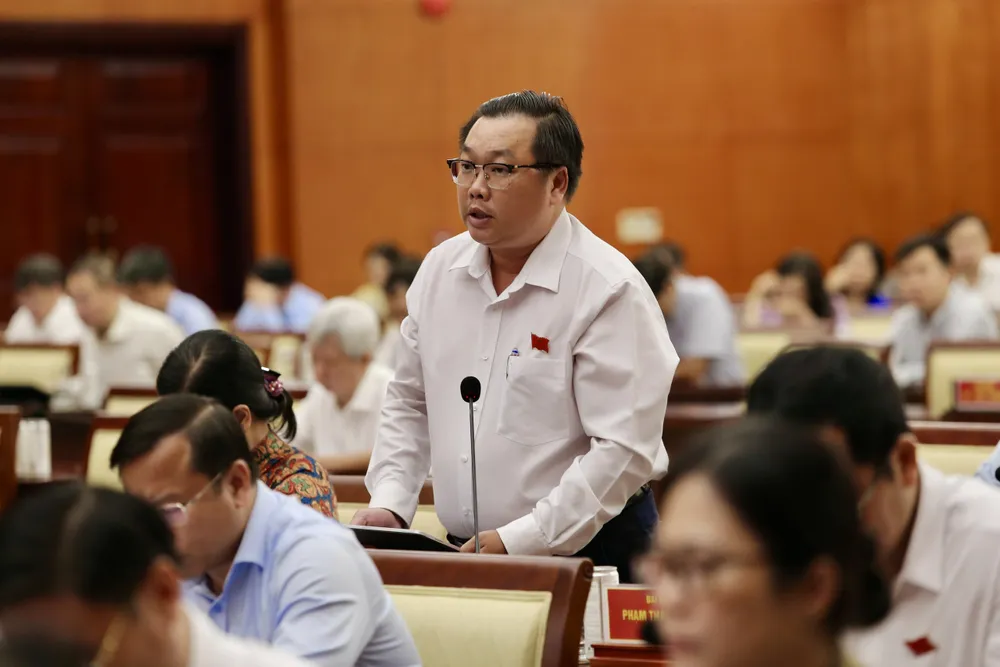 ĐB Phạm Đăng Khoa (quận 3) chất vấn về bãi đậu xe quận 1. Ảnh: HOÀNG GIANG