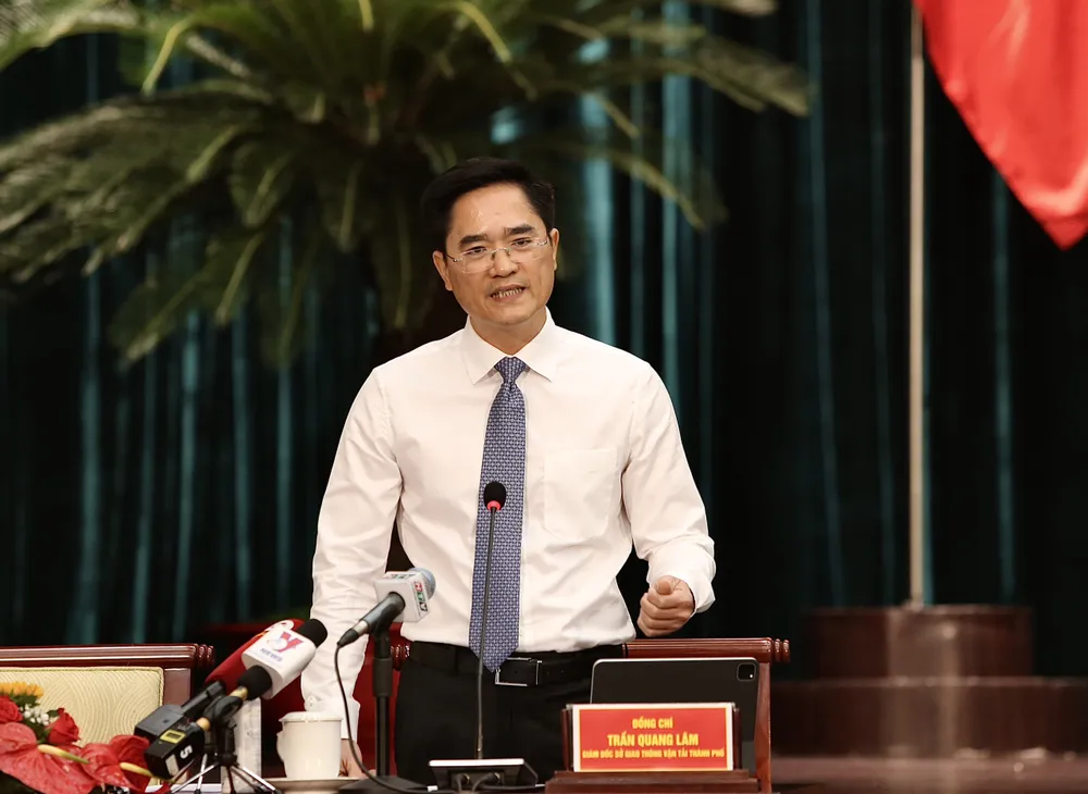 Giám đốc Sở GTVT TP.HCM Trần Quang Lâm trả lời chất vấn. Ảnh: HOÀNG GIANG