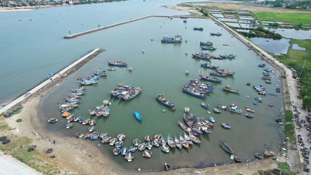 Tàu thuyền cập cảng sau mỗi chuyến ra khơi. Ảnh: QUỐC VŨ