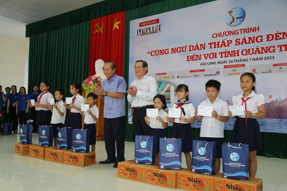 Ông Trương Hòa Bình, nguyên Phó Thủ tướng Thường trực, Chủ tịch danh dự của Chương trình và ông Mai Ngọc Phước, Tổng biên tập báo Pháp Luật TP.HCM, Trưởng Ban Chỉ đạo chương trình, tặng quà và học bổng cho các em học sinh có hoàn cảnh khó khăn. Ông Trương Hòa Bình, nguyên Phó Thủ tướng Thường trực, Chủ tịch danh dự của Chương trình và ông Mai Ngọc Phước, Tổng biên tập báo Pháp Luật TP.HCM, Trưởng Ban Chỉ đạo chương trình, tặng quà và học bổng cho các em học sinh có hoàn cảnh khó khăn.