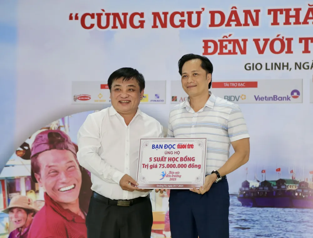 Ông Lê Thế Chữ, Tổng Biên tập báo Tuổi Trẻ trao tặng bảng tượng trưng năm suất học bổng tiếp sức đến trường cho con em huyện Gio Linh, với giá trị 15 triệu đồng/suất. Ông Lê Thế Chữ, Tổng Biên tập báo Tuổi Trẻ trao tặng bảng tượng trưng năm suất học bổng tiếp sức đến trường cho con em huyện Gio Linh, với giá trị 15 triệu đồng/suất.