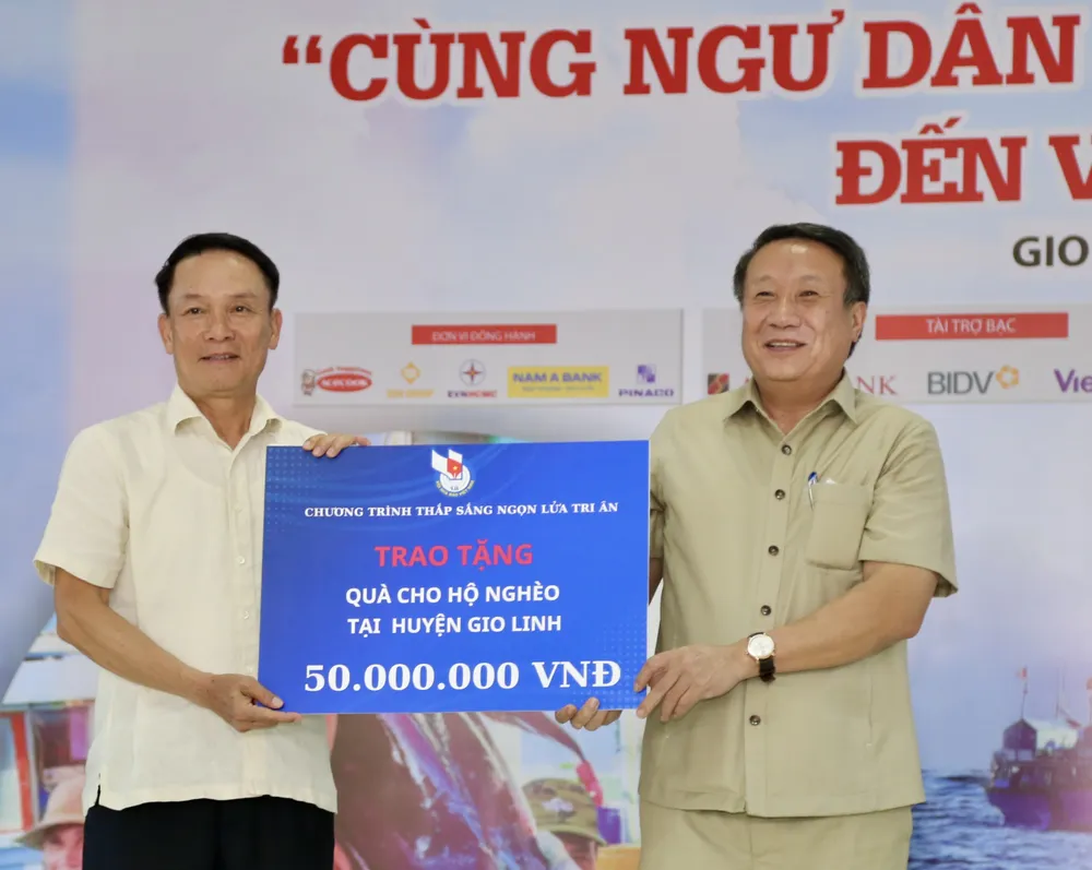 Ông Nguyễn Đức Lợi, Phó Chủ tịch Thường trực Hội Nhà báo Việt Nam trao bảng tượng trưng 50 phần quà cho bà con có hoàn cảnh khó khăn tại Quảng Trị. Ông Nguyễn Đức Lợi, Phó Chủ tịch Thường trực Hội Nhà báo Việt Nam trao bảng tượng trưng 50 phần quà cho bà con có hoàn cảnh khó khăn tại Quảng Trị.