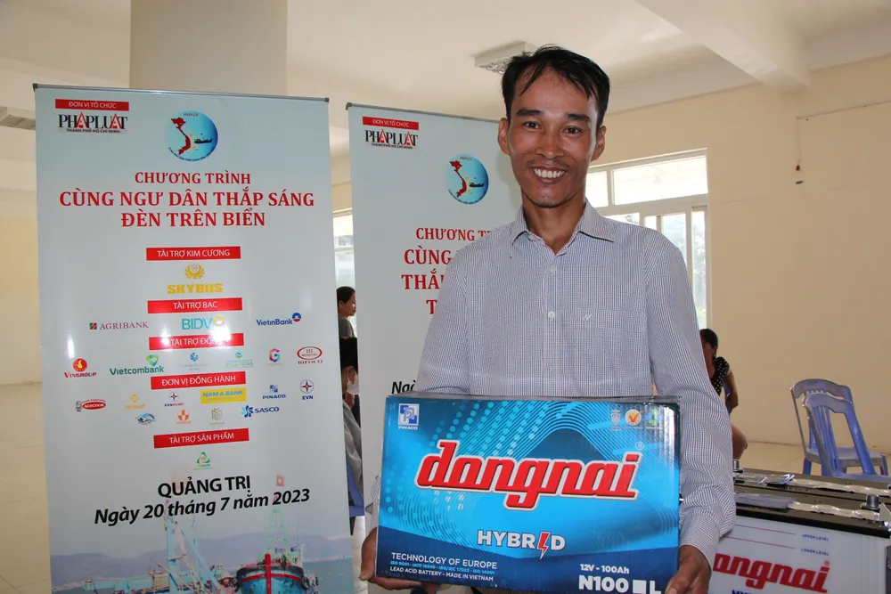 Anh Bùi Thanh Trường bày tỏ niềm vui, xúc động khi nhận quà từ chương trình. Anh Bùi Thanh Trường bày tỏ niềm vui, xúc động khi nhận quà từ chương trình.