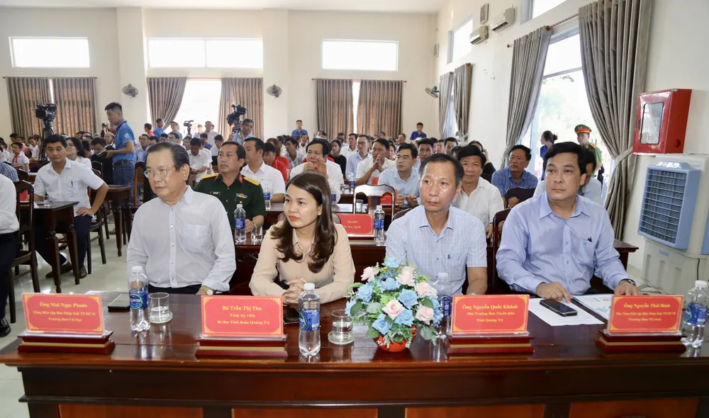 Lãnh đạo địa phương cùng các đại biểu đến tham dự buổi lễ trao quà. Lãnh đạo địa phương cùng các đại biểu đến tham dự buổi lễ trao quà.