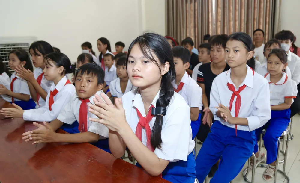 Các em học sinh là con em các gia đình ngư dân Quảng Trị tới dự lễ trao quà. Các em học sinh là con em các gia đình ngư dân Quảng Trị tới dự lễ trao quà.