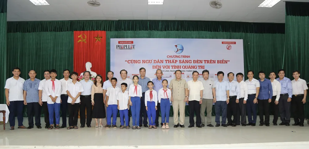 Ban Tổ chức Chương trình chụp ảnh lưu niệm cùng các em học sinh và ngư dân Quảng Trị. Ban Tổ chức Chương trình chụp ảnh lưu niệm cùng các em học sinh và ngư dân Quảng Trị.