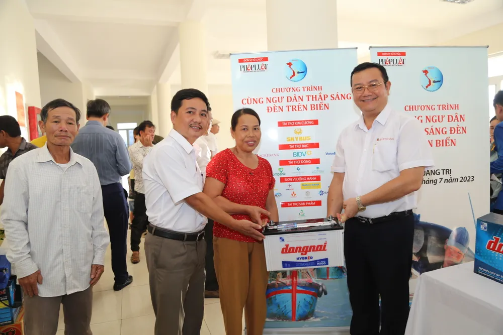 Ông Nguyễn Tiến Trường (phải), Phó Văn phòng Đại diện Agribank Khu vực Miền Trung, đại diện tặng quà cho ngư dân Quảng Trị. Ông Nguyễn Tiến Trường (phải), Phó Văn phòng Đại diện Agribank Khu vực Miền Trung, đại diện tặng quà cho ngư dân Quảng Trị.