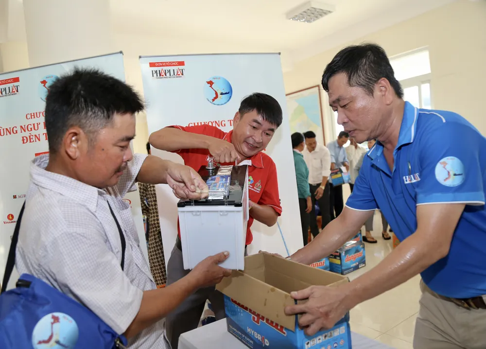Ông Nguyễn Bá Sự, Giám đốc chi nhánh Công ty Dược TV.Pharm tại Đà Nẵng (áo đỏ), đại diện tặng quà ngư dân Quảng Trị. Ông Nguyễn Bá Sự, Giám đốc chi nhánh Công ty Dược TV.Pharm tại Đà Nẵng (áo đỏ), đại diện tặng quà ngư dân Quảng Trị.