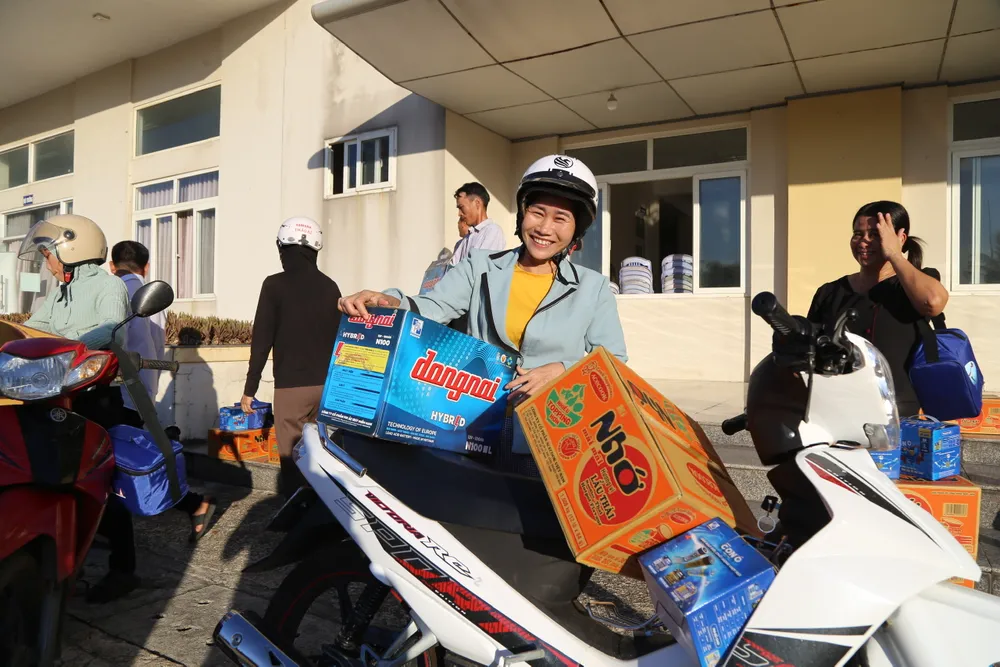 Ngư dân Quảng Trị vui mừng đưa những phần quà vừa nhận được trở về nhà. Ngư dân Quảng Trị vui mừng đưa những phần quà vừa nhận được trở về nhà.