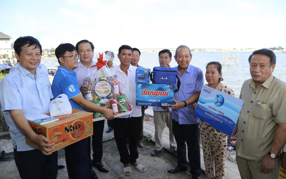 Nguyên Phó Thủ tướng Thường trực Chính phủ Trương Hòa Bình, Tổng biên tập báo Pháp Luật TP.HCM Mai Ngọc Phước, Phó Chủ tịch Thường trực UBND Quảng Trị Hà Sỹ Đồng... thăm và tặng quà gia đình ngư dân Lê Gia Huy. Nguyên Phó Thủ tướng Thường trực Chính phủ Trương Hòa Bình, Tổng biên tập báo Pháp Luật TP.HCM Mai Ngọc Phước, Phó Chủ tịch Thường trực UBND Quảng Trị Hà Sỹ Đồng... thăm và tặng quà gia đình ngư dân Lê Gia Huy.