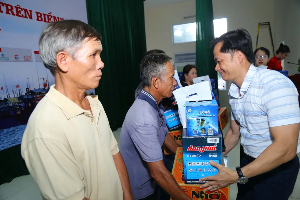 Mỗi phần quà gồm: 01 cuốn cẩm nang “Những điều cần biết về đánh bắt hải sản”, với nhiều kiến thức hữu ích, hướng dẫn bà con tham gia đánh bắt trên biển đúng pháp luật; 01 bộ ắc-quy + đèn led + 1 combo pin Con ó; 01 túi thuốc chống nước cùng một số thuốc thông dụng giúp bà con xử lý nhanh các vấn đề sức khỏe khi đánh bắt trên biển; cùng một thùng mì gói. Ảnh: HOÀNG GIANG