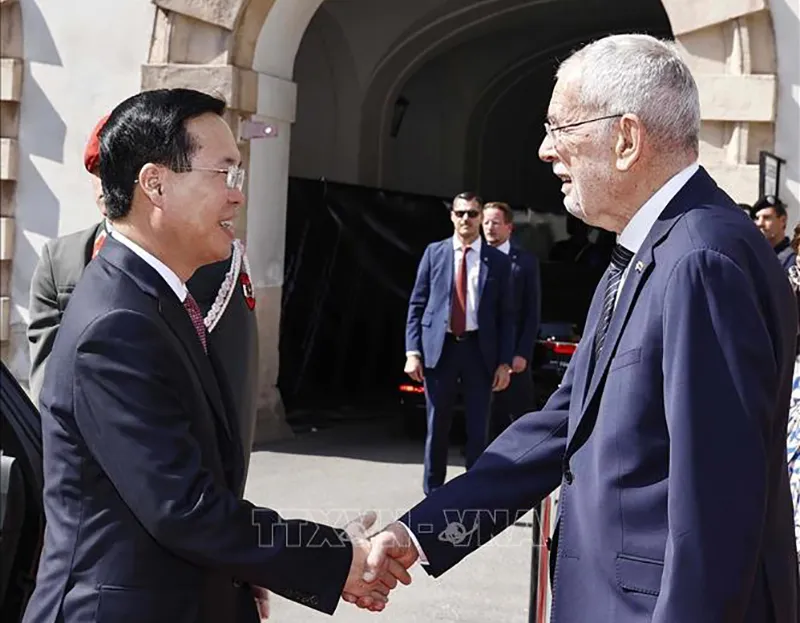Tổng thống Cộng hòa Áo Alexander Van der Bellen đón Chủ tịch nước Võ Văn Thưởng. Ảnh: TTXVN