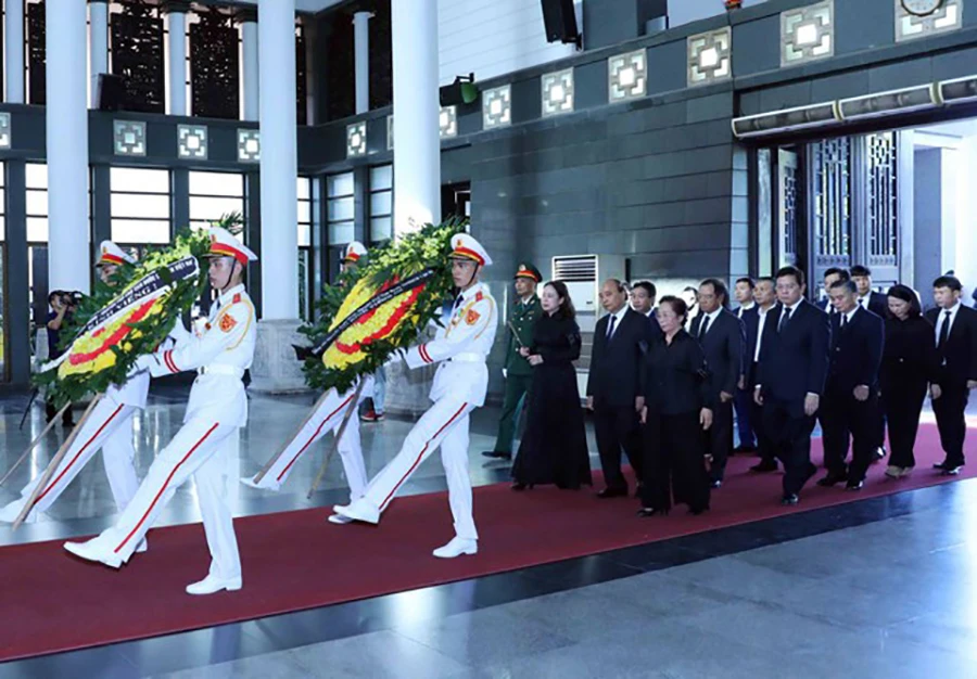 Đoàn Chủ tịch nước do Phó Chủ tịch nước Võ Thị Ánh Xuân dẫn đầu vào viếng nguyên phó Thủ tướng Nguyễn Khánh. Ảnh: VGP