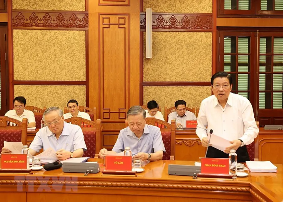 Ông Phan Đình Trạc, Ủy viên Bộ Chính trị, Bí thư Trung ương Đảng, Trưởng Ban Nội chính Trung ương, Phó Trưởng ban Thường trực Ban Chỉ đạo phát biểu tại phiên họp. Ảnh: TTXVN