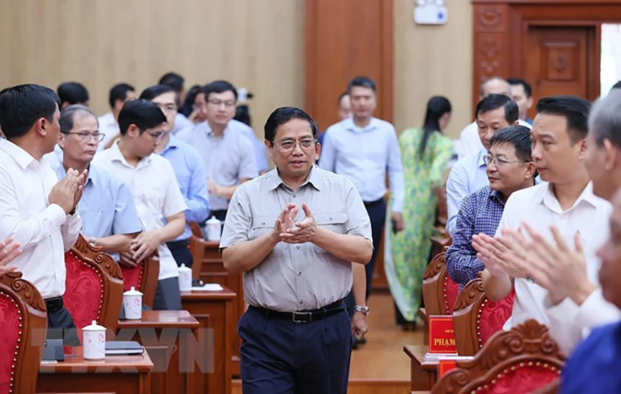 Thủ tướng Phạm Minh Chính làm việc với các lãnh đạo chủ chốt tỉnh Kn Tum. Ảnh: TTXVN