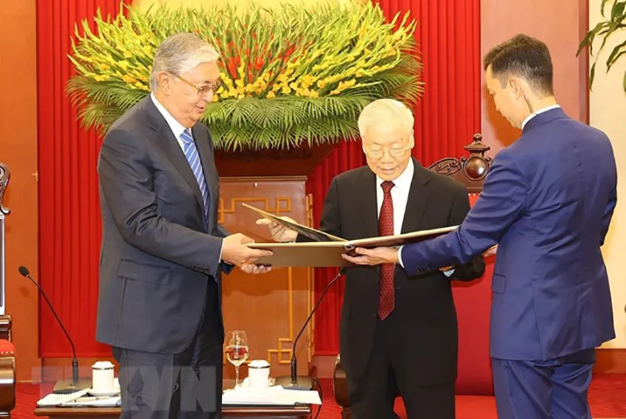 Tổng thống Cộng hòa Kazakhstan Kassym-Jomart Tokayev trao tặng Tổng Bí thư Nguyễn Phú Trọng quyển Album ảnh tư liệu về Chủ tịch Hồ Chí Minh thăm Kazakhstan vào năm 1959. Ảnh: TTXVN