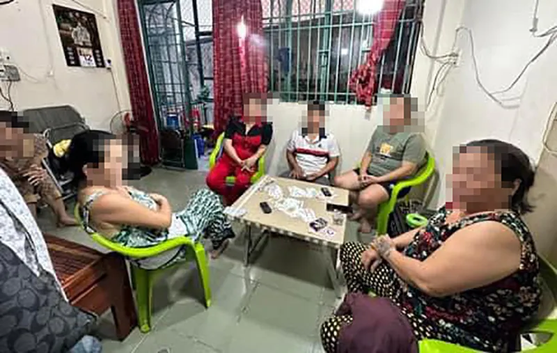 Nhóm các con bạc bị Công an quận Phú Nhuận bắt quả tang khi đang đánh bạc. Ảnh: ĐC