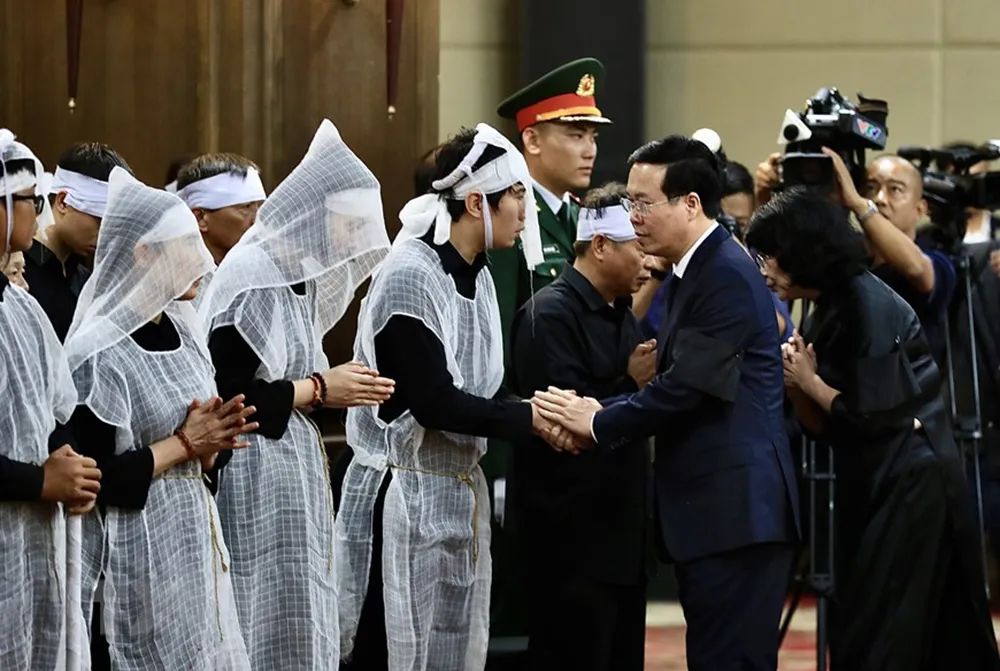 Chủ tịch nước Võ Văn Thưởng chia buồn cùng gia quyến Phó Thủ tướng Lê Văn Thành. Ảnh: TTXVN Chủ tịch nước Võ Văn Thưởng chia buồn cùng gia quyến Phó Thủ tướng Lê Văn Thành. Ảnh: TTXVN