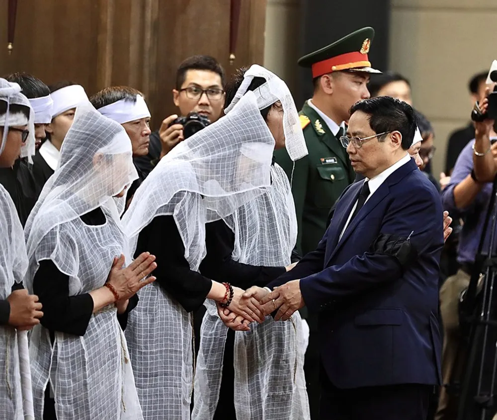 Thủ tướng Phạm Minh Chính chia buồn cùng gia quyến Phó Thủ tướng Lê Văn Thành. Ảnh: TTXVN Thủ tướng Phạm Minh Chính chia buồn cùng gia quyến Phó Thủ tướng Lê Văn Thành. Ảnh: TTXVN