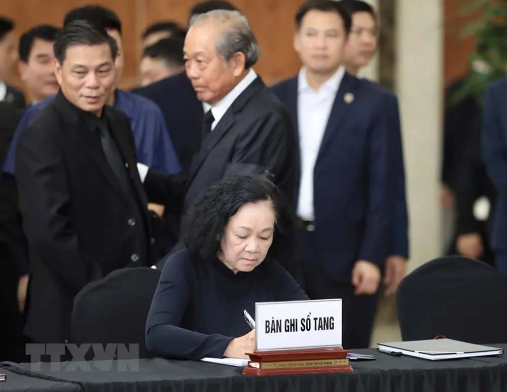 Thường trực Ban Bí thư, Trưởng Ban Tổ chức Trung ương Trương Thị Mai ghi sổ tang viếng Phó Thủ tướng Lê Văn Thành. Ảnh: TTXVN Thường trực Ban Bí thư, Trưởng Ban Tổ chức Trung ương Trương Thị Mai ghi sổ tang viếng Phó Thủ tướng Lê Văn Thành. Ảnh: TTXVN