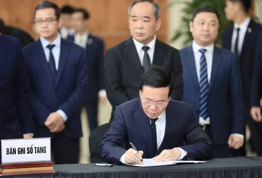 Chủ tịch nước Võ Văn Thưởng ghi sổ tang viếng Phó Thủ tướng Lê Văn Thành. Ảnh: TTXVN Chủ tịch nước Võ Văn Thưởng ghi sổ tang viếng Phó Thủ tướng Lê Văn Thành. Ảnh: TTXVN