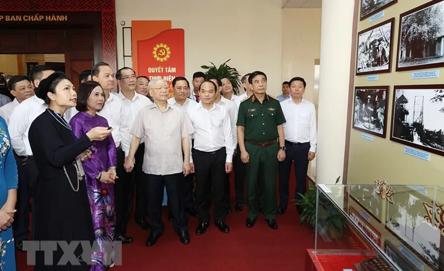 Tổng Bí thư Nguyễn Phú Trọng xem một số hình ảnh trưng bày tại Tỉnh ủy Lạng Sơn. Ảnh: TTXVN