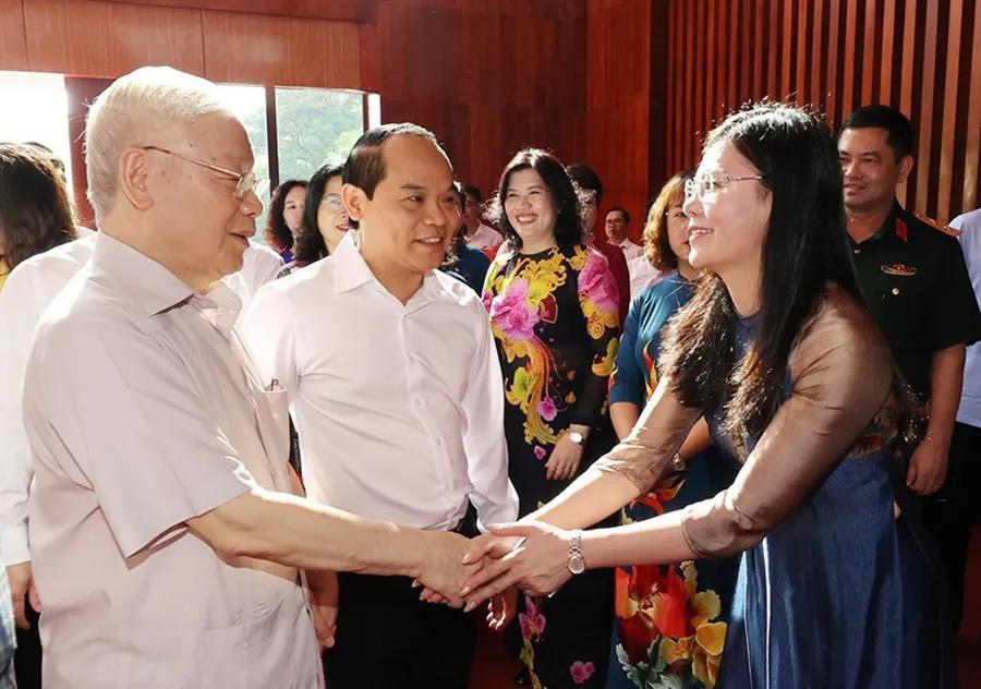 Tổng Bí thư Nguyễn Phú Trọng với lãnh đạo tỉnh Lạng Sơn. Ảnh: TTXVN