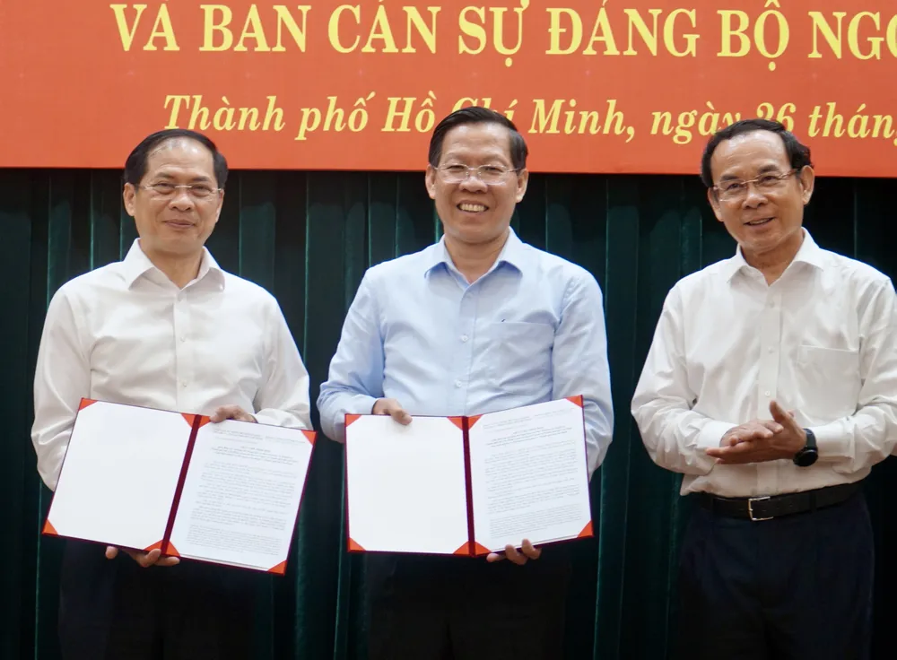 Đại diện Ban Thường vụ Thành ủy TP.HCM và Ban cán sự Đảng Bộ Ngoại giao ký kết quy chế phối hợp, tháng 4-2023. Ảnh: BẢO PHƯƠNG