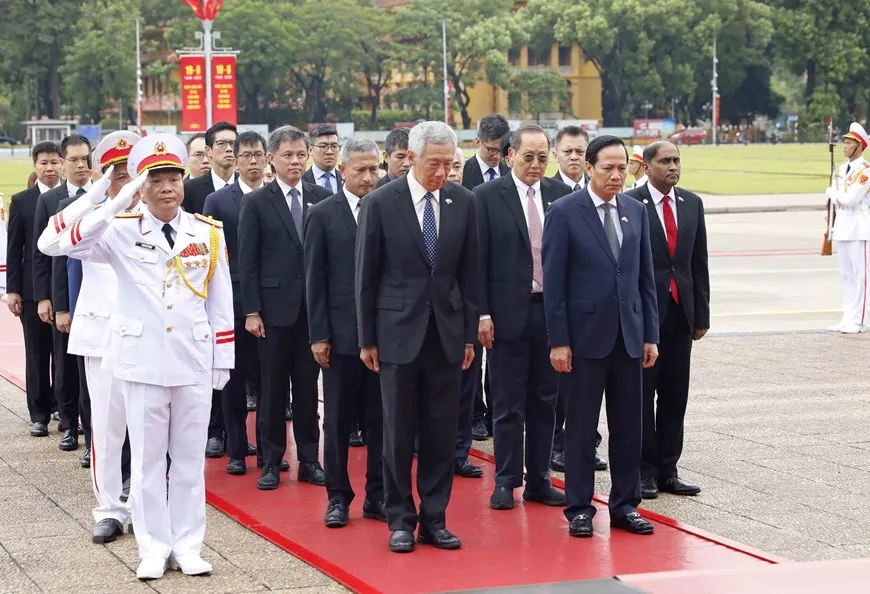 Trước đó, Thủ tướng Singapore Lý Hiển Long cùng Đoàn Đại biểu cấp cao Singapore đến đặt vòng hoa và vào Lăng viếng Chủ tịch Hồ Chí Minh. Ảnh: TTXVN