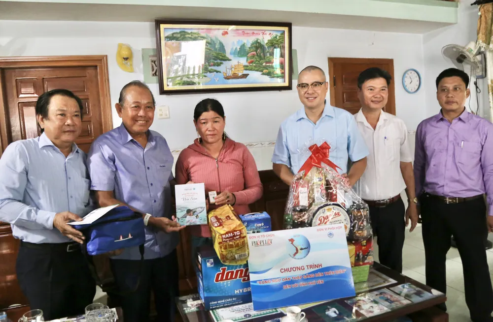 Đoàn cũng đến thăm, tặng quà gia đình ngư dân Trần Văn Phận (51 tuổi) và vợ là bà Huỳnh Thị Xuyến. Đoàn cũng đến thăm, tặng quà gia đình ngư dân Trần Văn Phận (51 tuổi) và vợ là bà Huỳnh Thị Xuyến.
