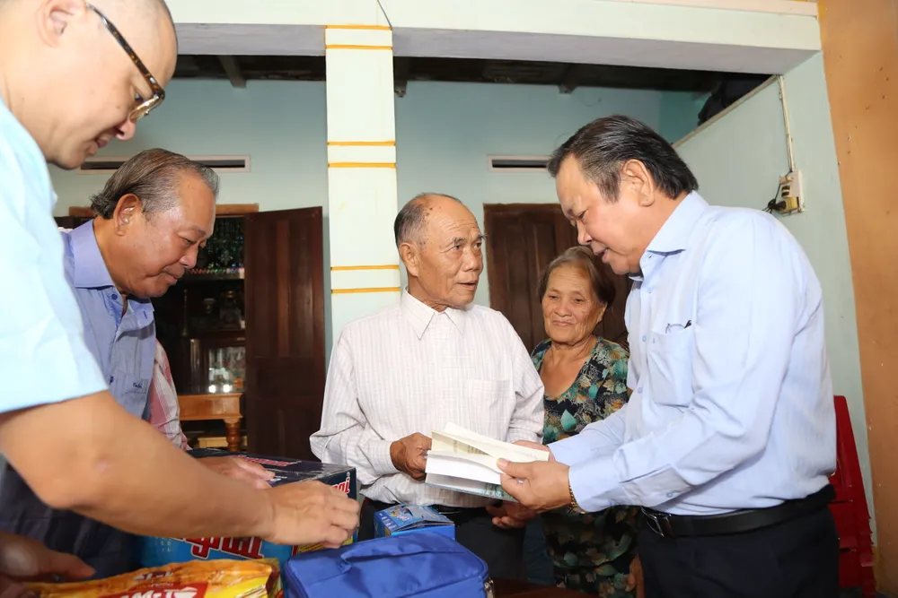Thăm và tặng quà gia đình ngư dân Huỳnh Rịn (giữa, 75 tuổi), Tổng biên tập báo Pháp Luật TP.HCM Mai Ngọc Phước đã giới thiệu với ông về cuốn cẩm nang Những điều cần biết về đánh bắt hải sản do báo chủ biên. Thăm và tặng quà gia đình ngư dân Huỳnh Rịn (giữa, 75 tuổi), Tổng biên tập báo Pháp Luật TP.HCM Mai Ngọc Phước đã giới thiệu với ông về cuốn cẩm nang Những điều cần biết về đánh bắt hải sản do báo chủ biên.