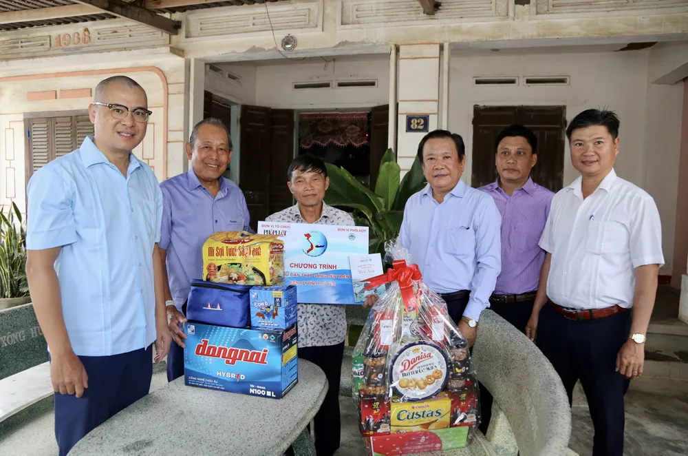 Đoàn thăm, tặng quà cho gia đình ngư dân Bùi Văn Xông. Đoàn thăm, tặng quà cho gia đình ngư dân Bùi Văn Xông.