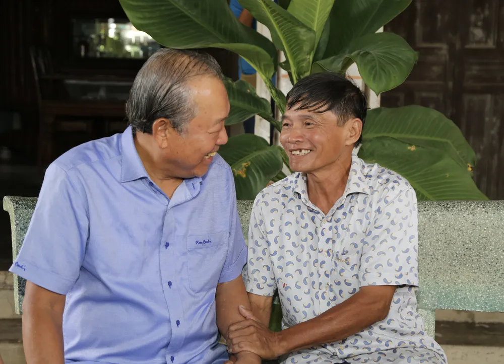 Nguyên Phó Thủ tướng Thường trực Trương Hoà Bình, Chủ tịch danh dự của chương trình, trò chuyện với ngư dân Bùi Văn Xông. Ông Xông cho biết nguồn thu chính của gia đình là từ việc đi biển nhưng mấy năm nay sản lượng đánh bắt không nhiều như trước, giá cá hạ, nguồn thu giảm, ảnh hưởng đến mọi sinh hoạt của gia đình ông. Nguyên Phó Thủ tướng Thường trực Trương Hoà Bình, Chủ tịch danh dự của chương trình, trò chuyện với ngư dân Bùi Văn Xông. Ông Xông cho biết nguồn thu chính của gia đình là từ việc đi biển nhưng mấy năm nay sản lượng đánh bắt không nhiều như trước, giá cá hạ, nguồn thu giảm, ảnh hưởng đến mọi sinh hoạt của gia đình ông.