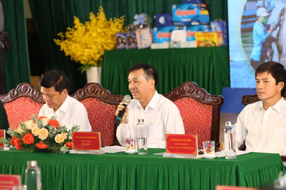 Phó Giám đốc Sở NN&PTNT tỉnh Phú Yên Nguyễn Tri Phương cho hay chuyến tuần tra vừa qua là để nắm bắt thực tế để tỉnh nhà khắc phục các điểm còn hạn chế, sẵn sàng đón đoàn thanh tra của EU sắp tới với quyết tâm gỡ thẻ vàng. Cùng đó là phổ biến, tuyên truyền cho ngư dân thông qua công tác thanh tra, kiểm tra, gửi tờ rơi tuyên truyền cho ngư dân. "Qua chuyến đi cho thấy 15 tàu được kiểm tra thì có ba tàu vi phạm, còn lại cơ bản chấp hành tốt. Như vậy là nhận thức của ngư dân có chuyển biến. Đoàn cũng thấy được những khó khăn bất cập để tháo gỡ quyết liệt hơn, thay đổi chính sách, cơ chế cho phù hợp" - ông Phương nói thêm. Phó Giám đốc Sở NN&PTNT tỉnh Phú Yên Nguyễn Tri Phương cho hay chuyến tuần tra vừa qua là để nắm bắt thực tế để tỉnh nhà khắc phục các điểm còn hạn chế, sẵn sàng đón đoàn thanh tra của EU sắp tới với quyết tâm gỡ thẻ vàng. Cùng đó là phổ biến, tuyên truyền cho ngư dân thông qua công tác thanh tra, kiểm tra, gửi tờ rơi tuyên truyền cho ngư dân. "Qua chuyến đi cho thấy 15 tàu được kiểm tra thì có ba tàu vi phạm, còn lại cơ bản chấp hành tốt. Như vậy là nhận thức của ngư dân có chuyển biến. Đoàn cũng thấy được những khó khăn bất cập để tháo gỡ quyết liệt hơn, thay đổi chính sách, cơ chế cho phù hợp" - ông Phương nói thêm.