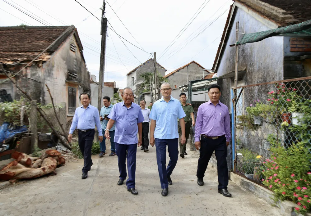 Sáng 29-8, Ban Tổ chức chương trình “Cùng ngư dân thắp sáng đèn trên biển” do báo Pháp Luật TP.HCM tổ chức đã đến thăm hỏi, động viên ba gia đình ngư dân có hoàn cảnh khó khăn, nỗ lực vươn lên để mưu sinh, luôn tuân thủ tốt việc đánh bắt hải sản trên biển. Sáng 29-8, Ban Tổ chức chương trình “Cùng ngư dân thắp sáng đèn trên biển” do báo Pháp Luật TP.HCM tổ chức đã đến thăm hỏi, động viên ba gia đình ngư dân có hoàn cảnh khó khăn, nỗ lực vươn lên để mưu sinh, luôn tuân thủ tốt việc đánh bắt hải sản trên biển.