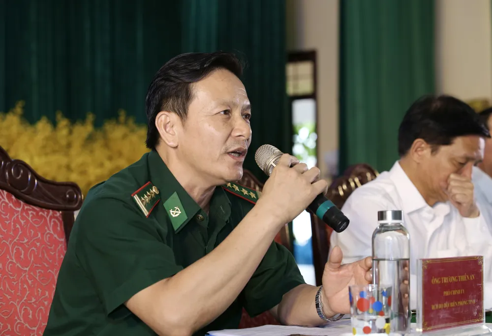 Ông Trương Thiên An, Phó Chính ủy, Bộ chỉ huy bộ đội Biên phòng tỉnh Phú Yên, cho biết khi đánh bắt trên biển, các vùng biển thuộc chủ quyền, quyền chủ quyền và quyền tài phán Việt Nam thì bà con ngư dân cần khẳng định là đánh bắt hợp pháp. Khi bị tàu lạ, tàu nước ngoài uy hiếp, quấy nhiễu thì bà con ngư dân cần hết sức bình tĩnh để nắm tình hình; ghi lại số hiệu, kí hiệu của tàu, đặc điểm nhận dạng và xác định rõ xem đây là tàu dân sự hay quân sự... Ông Trương Thiên An, Phó Chính ủy, Bộ chỉ huy bộ đội Biên phòng tỉnh Phú Yên, cho biết khi đánh bắt trên biển, các vùng biển thuộc chủ quyền, quyền chủ quyền và quyền tài phán Việt Nam thì bà con ngư dân cần khẳng định là đánh bắt hợp pháp. Khi bị tàu lạ, tàu nước ngoài uy hiếp, quấy nhiễu thì bà con ngư dân cần hết sức bình tĩnh để nắm tình hình; ghi lại số hiệu, kí hiệu của tàu, đặc điểm nhận dạng và xác định rõ xem đây là tàu dân sự hay quân sự...