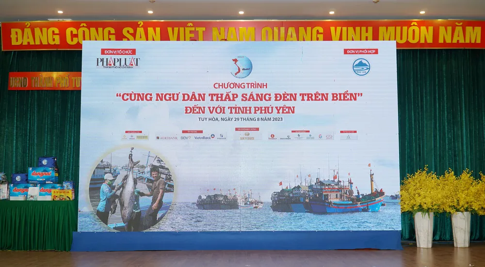 Ngày 29-8, báo Pháp Luật TP.HCM tổ chức chương trình “Cùng ngư dân thắp sáng đèn trên biển” tại TP Tuy Hòa, tỉnh Phú Yên. Chương trình ra mắt vào tháng 4-2023 và đến nay, chương trình đã đến với bà con ngư dân bốn tỉnh, thành gồm: TP.HCM, Bà Rịa-Vũng Tàu, Ninh Thuận, Quảng Trị. Chương trình do ông Trương Hòa Bình, nguyên Ủy viên Bộ Chính trị, nguyên Phó Thủ tướng thường trực Chính phủ, làm chủ tịch danh dự. Ngày 29-8, báo Pháp Luật TP.HCM tổ chức chương trình “Cùng ngư dân thắp sáng đèn trên biển” tại TP Tuy Hòa, tỉnh Phú Yên. Chương trình ra mắt vào tháng 4-2023 và đến nay, chương trình đã đến với bà con ngư dân bốn tỉnh, thành gồm: TP.HCM, Bà Rịa-Vũng Tàu, Ninh Thuận, Quảng Trị. Chương trình do ông Trương Hòa Bình, nguyên Ủy viên Bộ Chính trị, nguyên Phó Thủ tướng thường trực Chính phủ, làm chủ tịch danh dự.