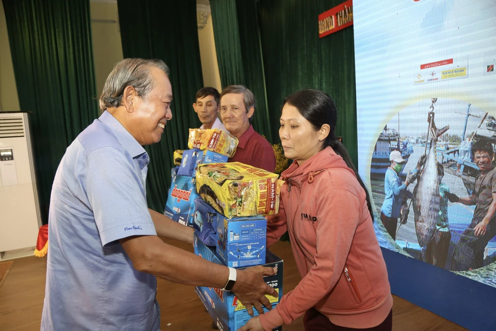 Nguyên Ủy viên Bộ Chính trị, nguyên Phó Thủ tướng thường trực Trương Hòa Bình, Chủ tịch danh dự của chương trình, tặng những phần quà đến ngư dân tỉnh Phú Yên. Ảnh: HOÀNG GIANG