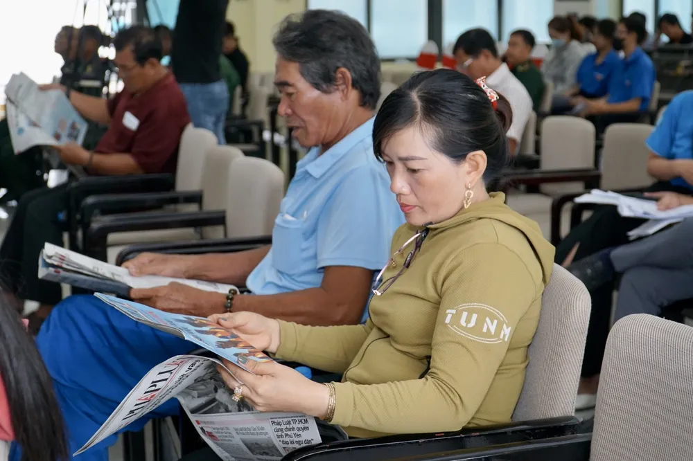 Ngay sau đó, diễn đàn “Đáp lời ngư dân” do báo Pháp Luật TP.HCM tổ chức cũng đã diễn ra với sự tham dự của nhiều ngư dân Phú Yên. Ngay sau đó, diễn đàn “Đáp lời ngư dân” do báo Pháp Luật TP.HCM tổ chức cũng đã diễn ra với sự tham dự của nhiều ngư dân Phú Yên.