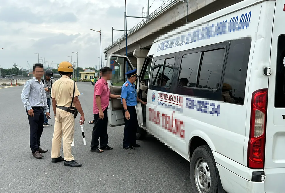 Lực lượng chức năng đang kiểm tra một xe khách.